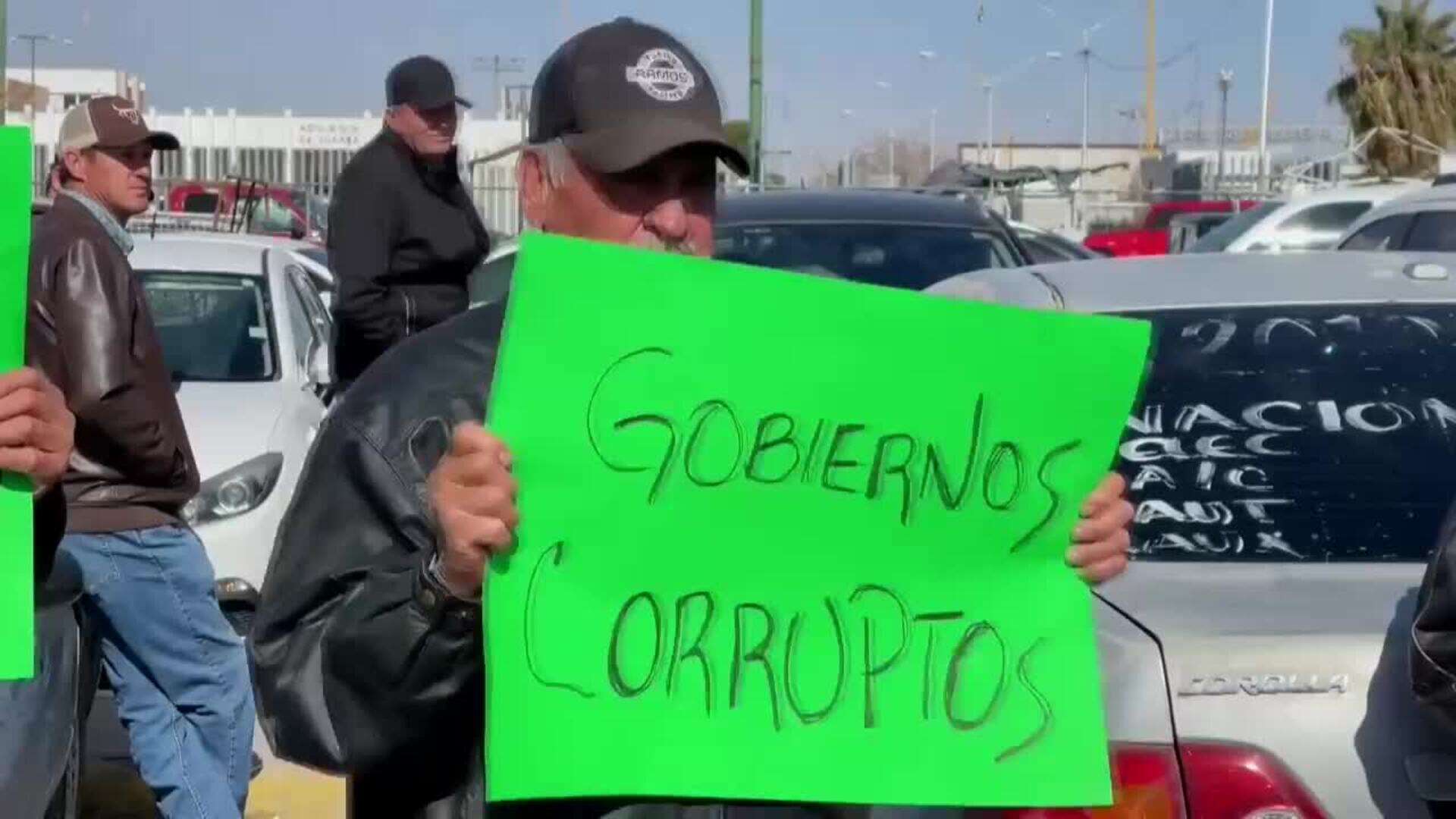 Menonitas protestan en el puente Córdova-Américas contra presuntas extorsiones de Fiscalía