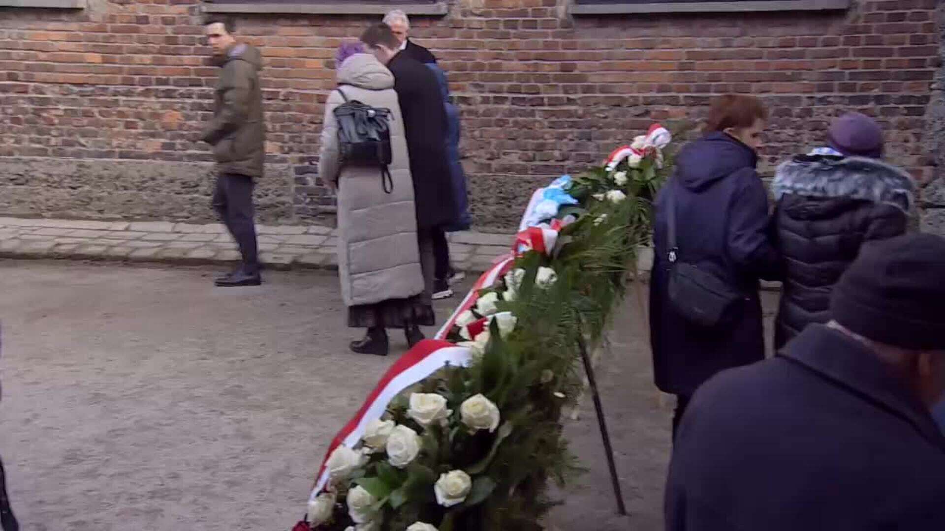 Supervivientes inician con velas y flores la 80ª conmemoración de la Liberación de Auschwitz