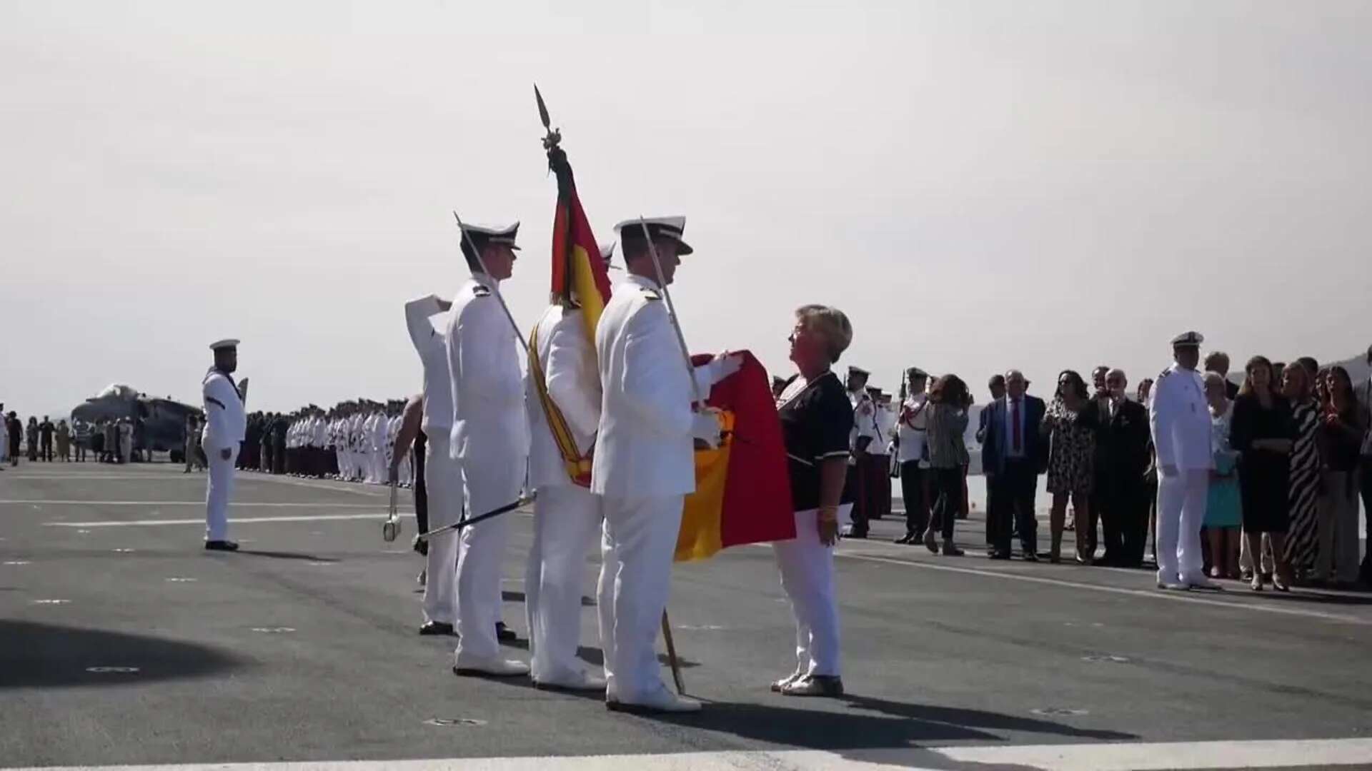 Casi 300 personas juran bandera a bordo del portaaeronaves ‘Juan Carlos I’ en Melilla