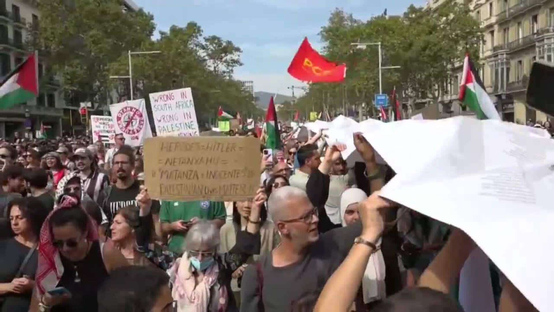 Despliegan una larga pancarta con los nombres de las personas muertas por el conflicto bélico