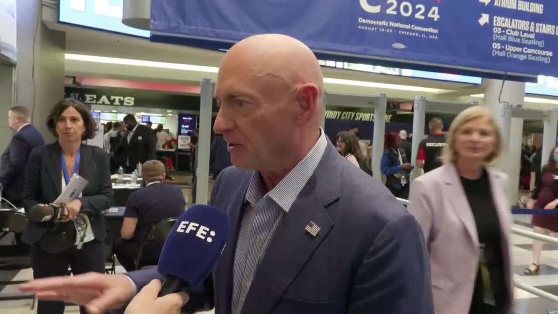 La misión del senador y astronauta Mark Kelly: enviar a Trump al 