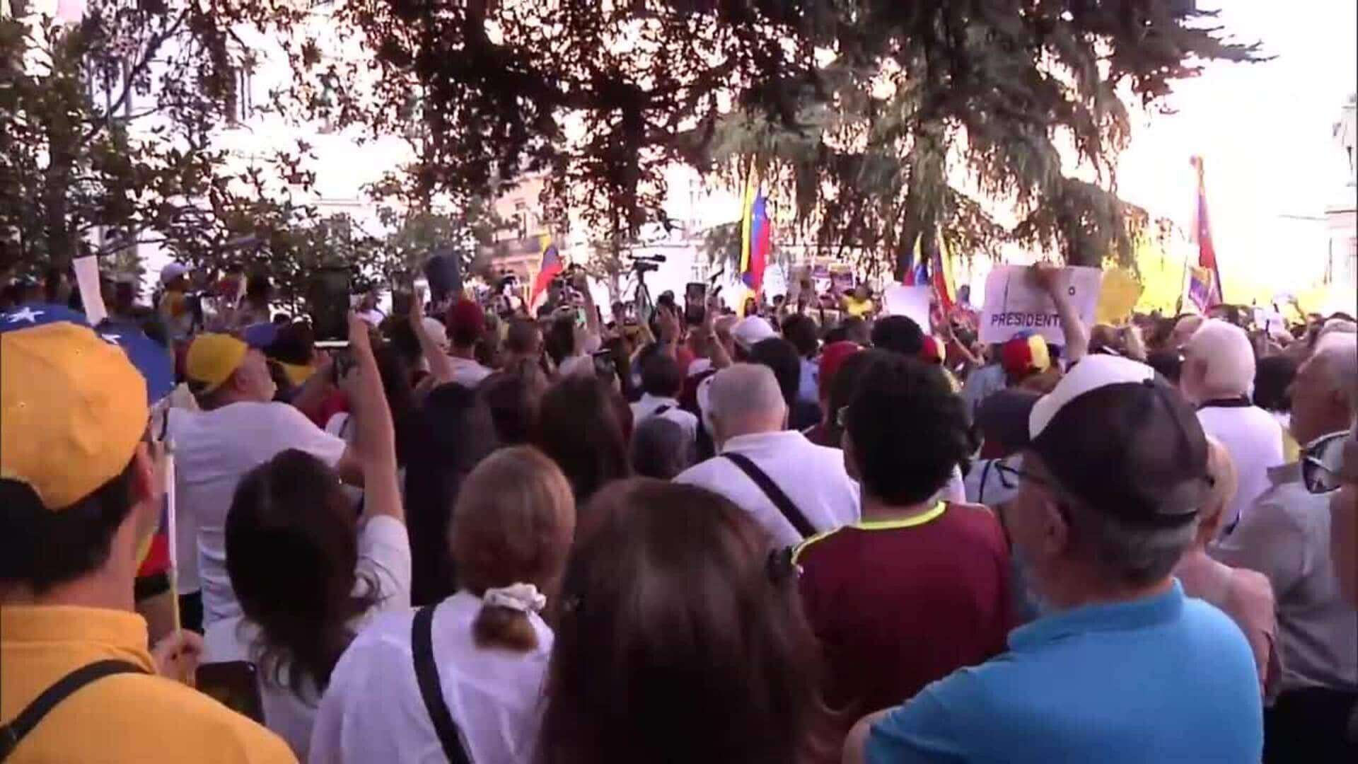 Cientos de opositores venezolanos se concentran en Madrid frente al Congreso de los Diputados