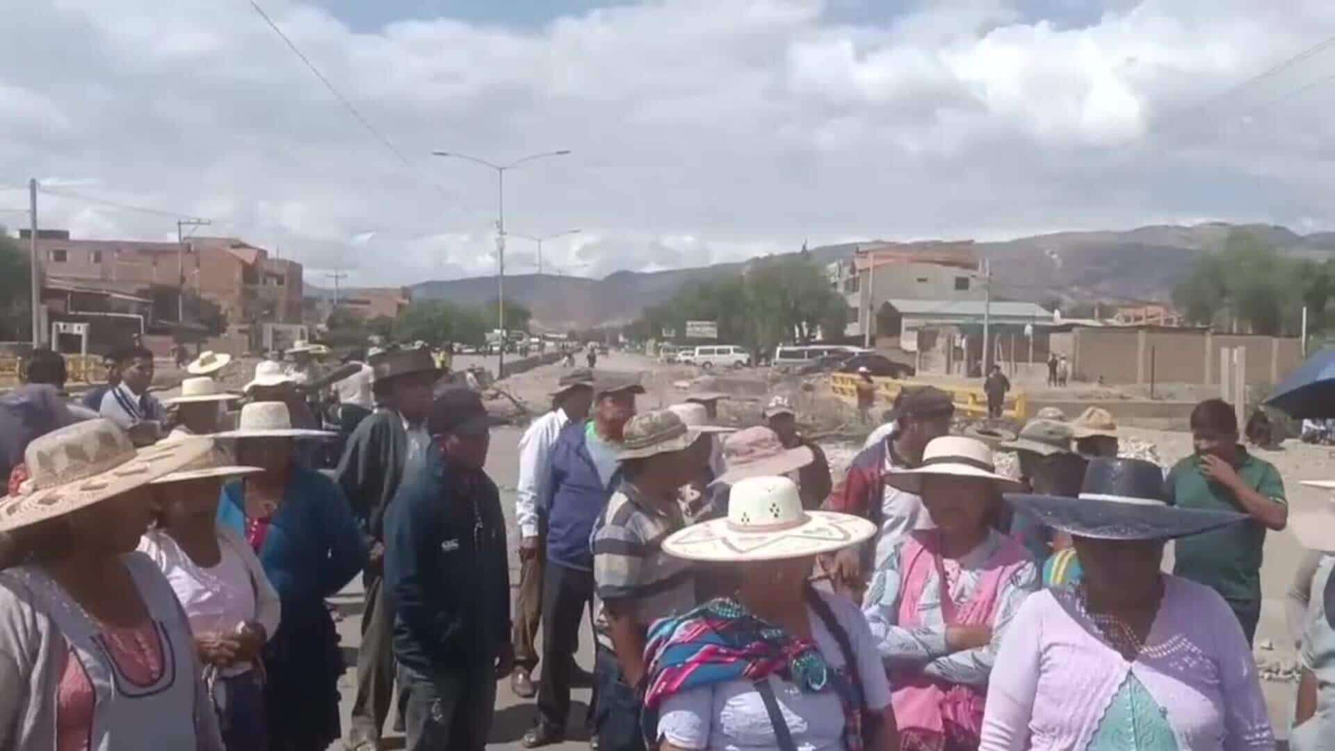 Subidos en cerros, con piedras y dinamita los seguidores de Morales intensifican bloqueos