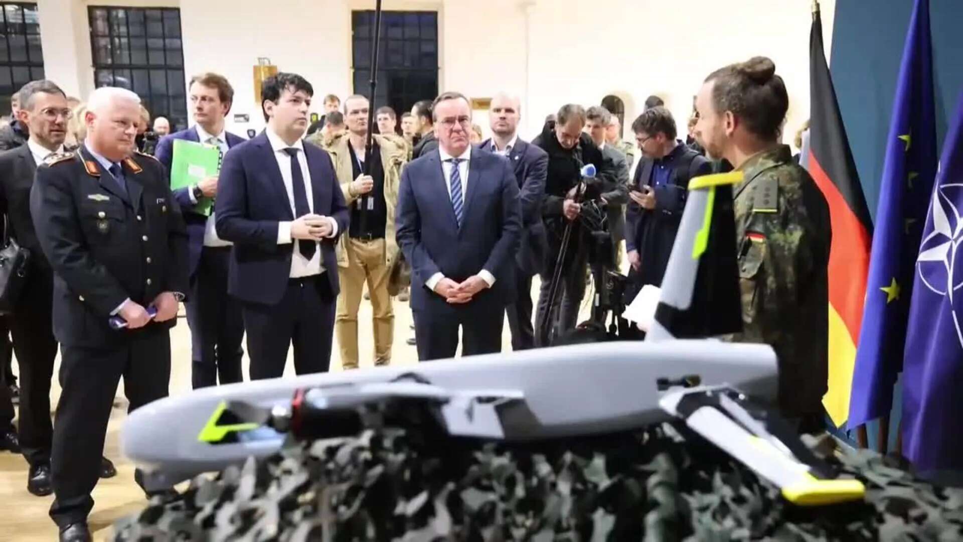 El ministro alemán de Defensa evalúa innovaciones en ciberseguridad y defensa con drones