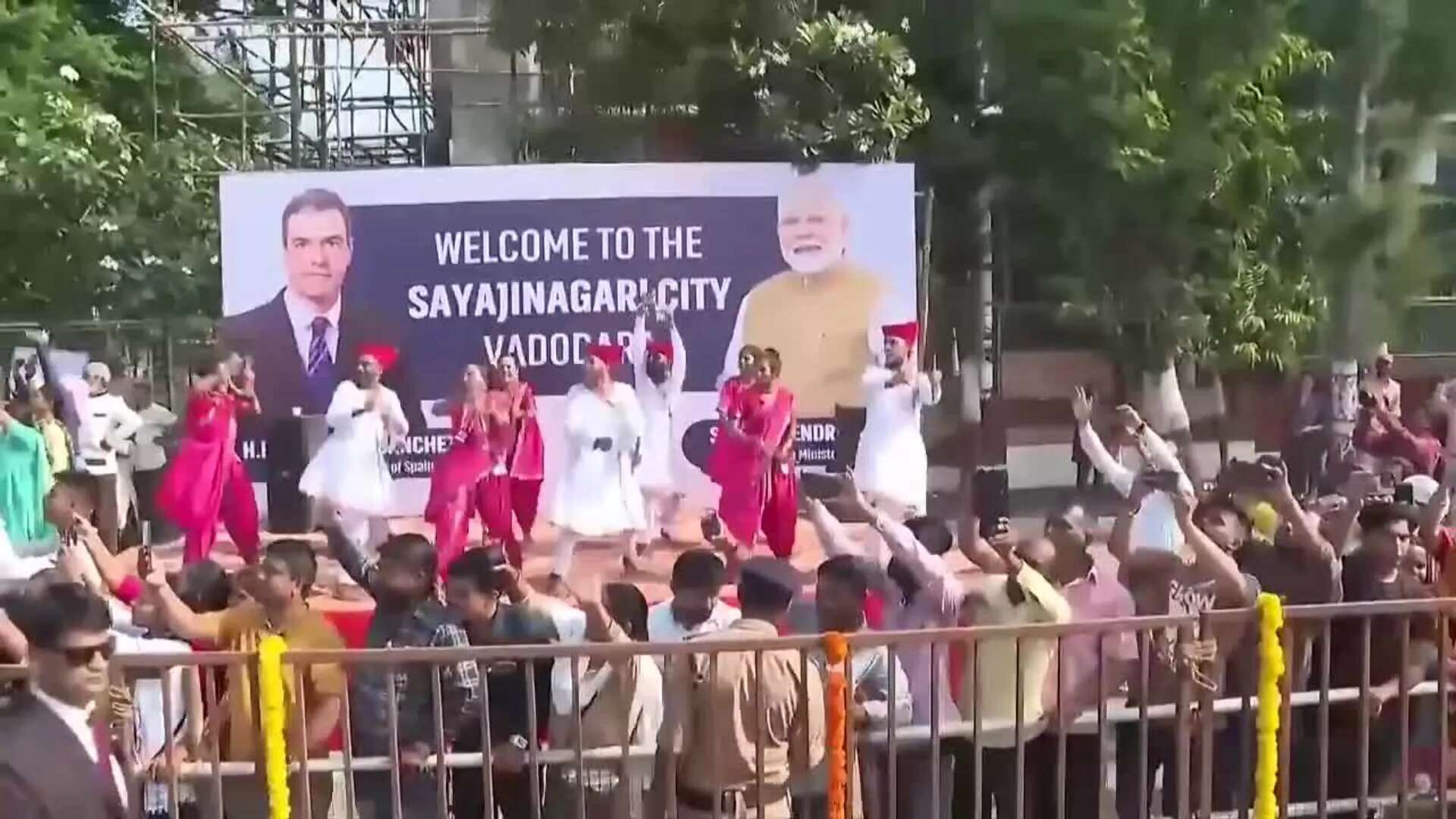 Narendra Modi y Pedro Sánchez participan en un desfile de bienvenida en Vadodara