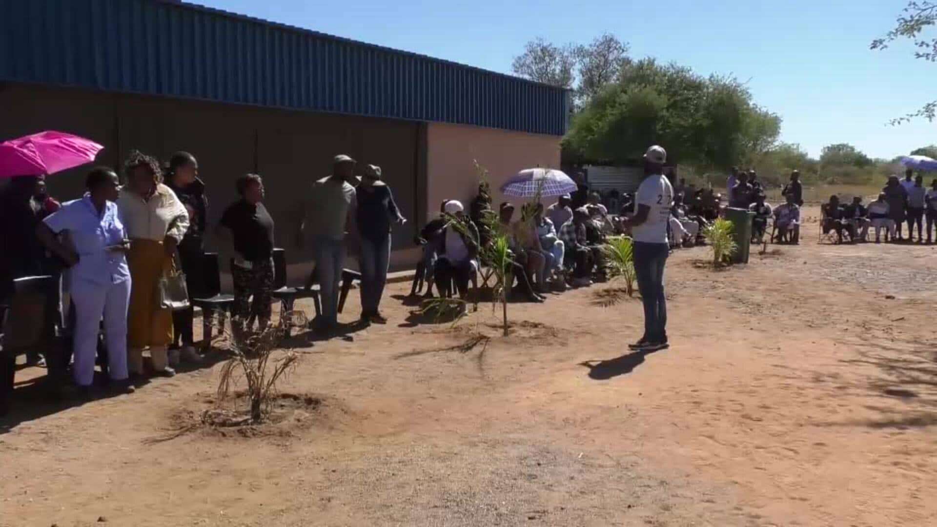 Ciudadanos de Botsuana participan en las elecciones presidenciales