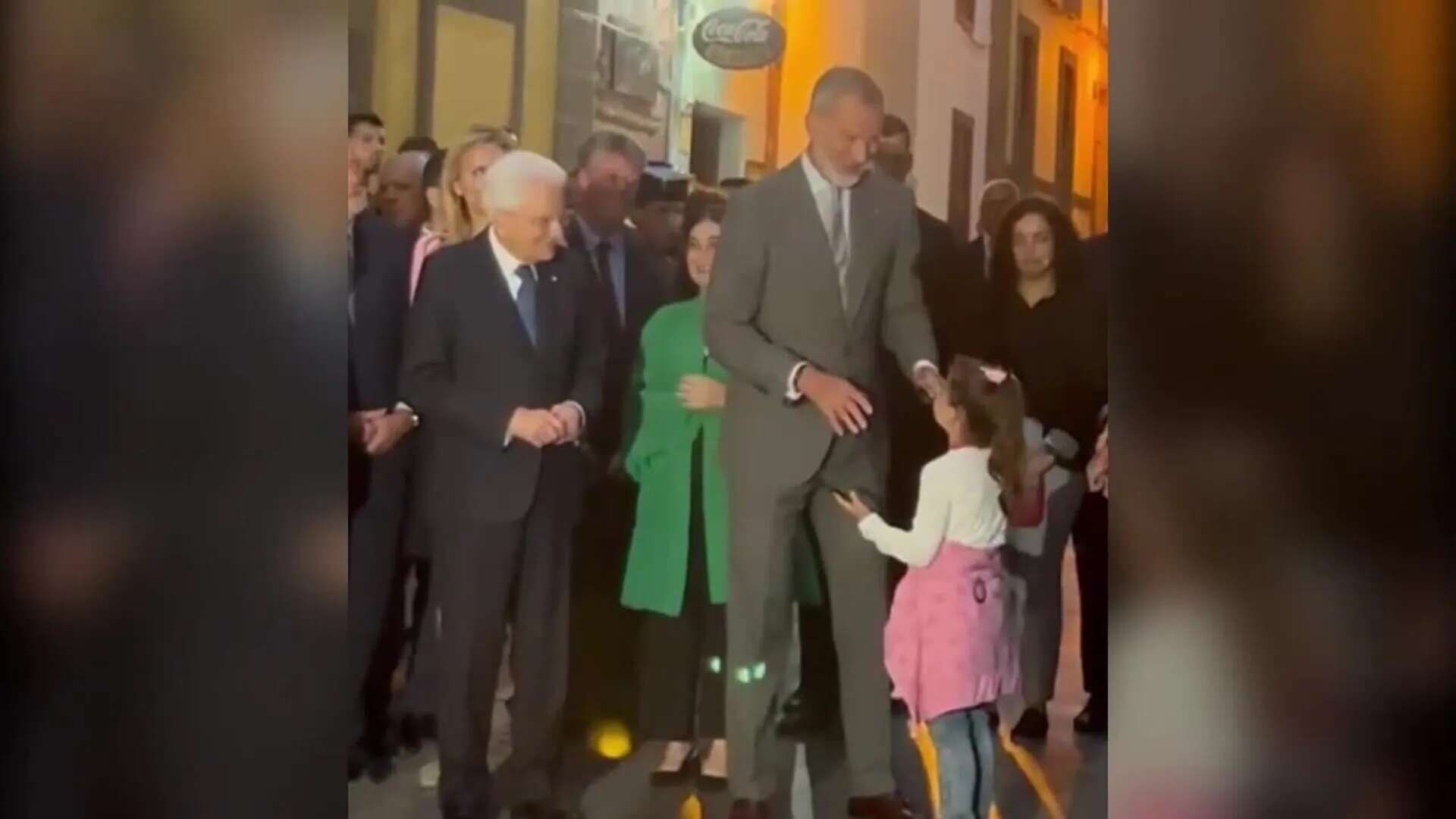 Una niña cumple su sueño de hablar con el rey tras una foto con la reina cuando era bebé