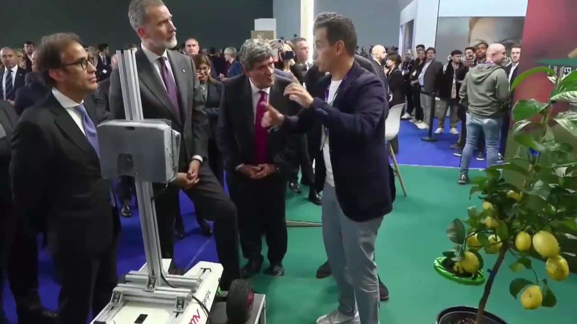 Felipe VI prueba un simulador de conducción y visita los pabellones del MWC