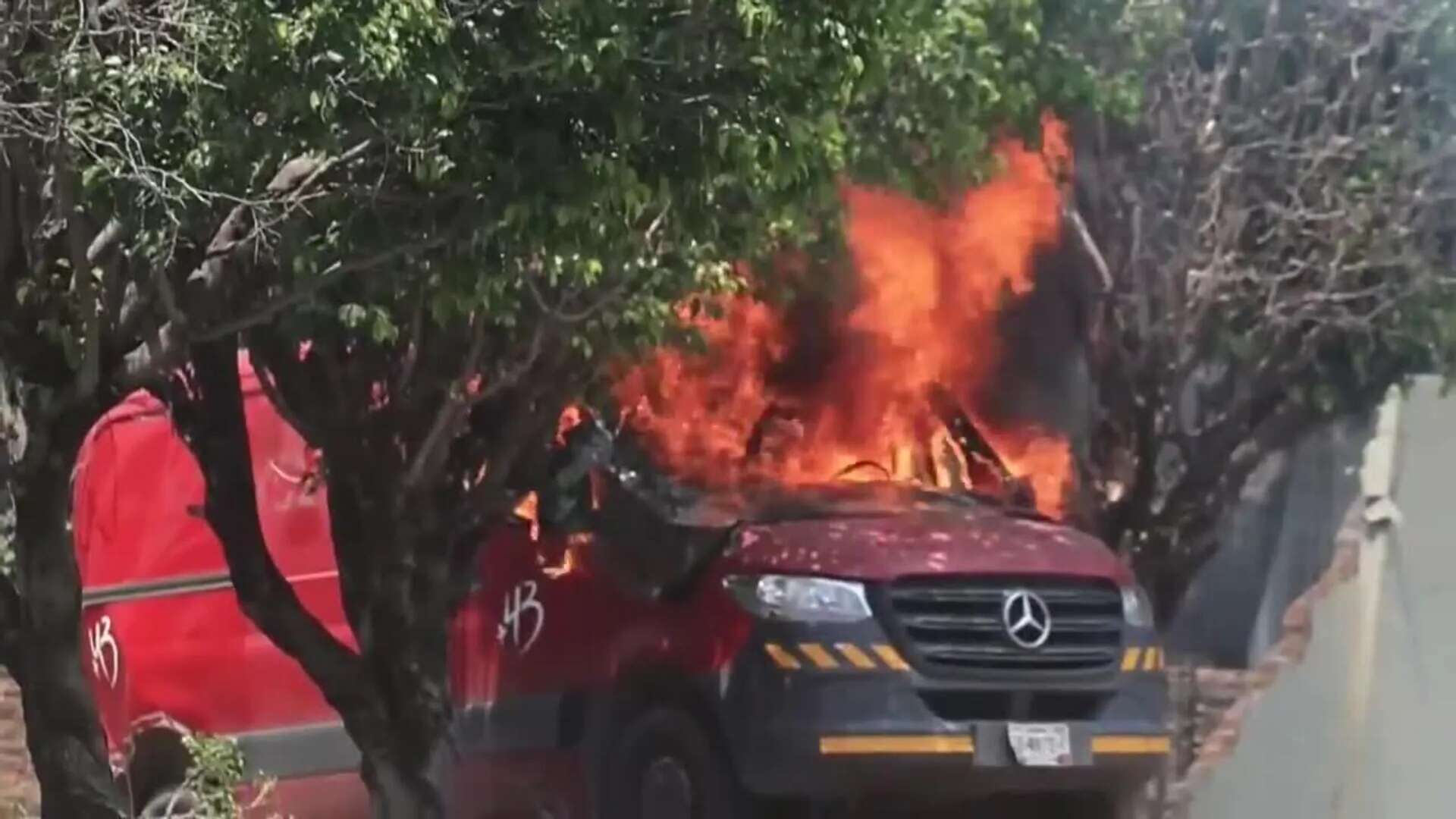 Activistas de Ayotzinapa lanzan petardos y causan incendios frente al Ejército mexicano