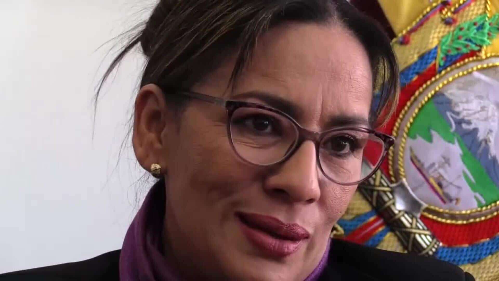 Ministra de Ecuador señala a vicepresidenta Abad de aprovecharse del principio de paridad