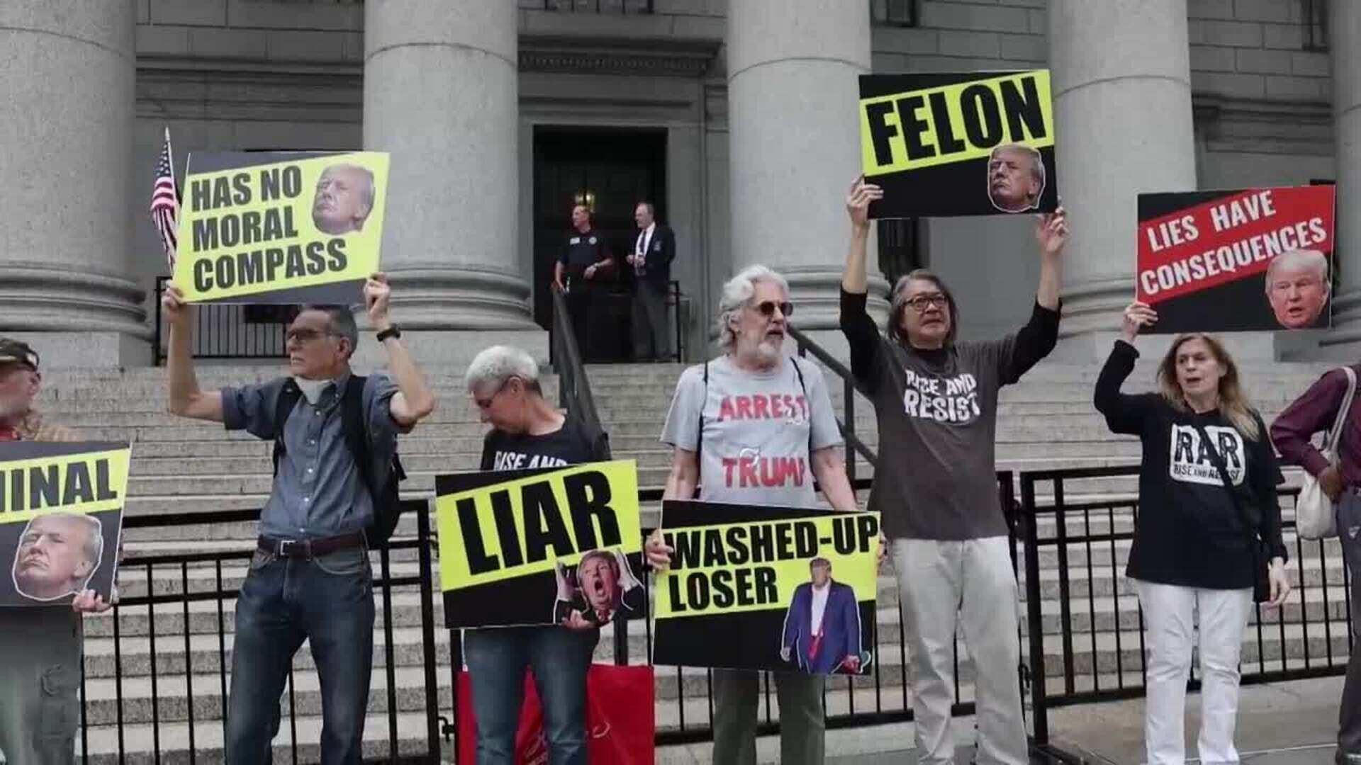 Manifestantes protestan contra Trump frente a tribunal en Nueva York