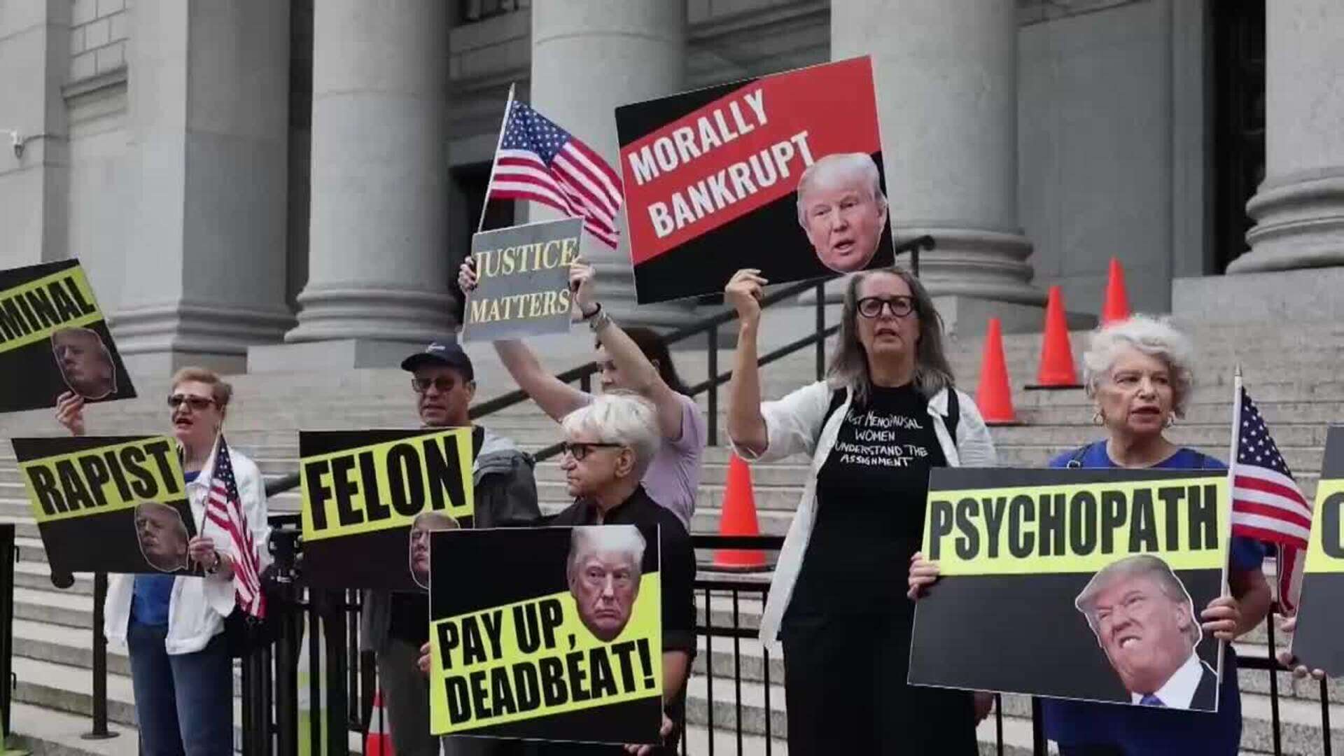 Protestan contra Trump frente a tribunal en Nueva York por caso Carroll