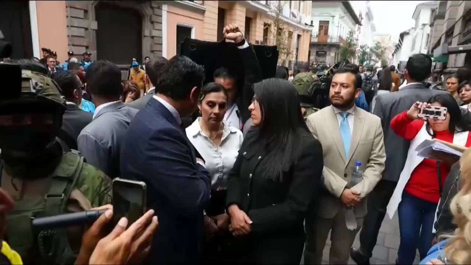 Vicepresidenta de Ecuador trata por segunda vez sin éxito de entrar a su oficina en Quito