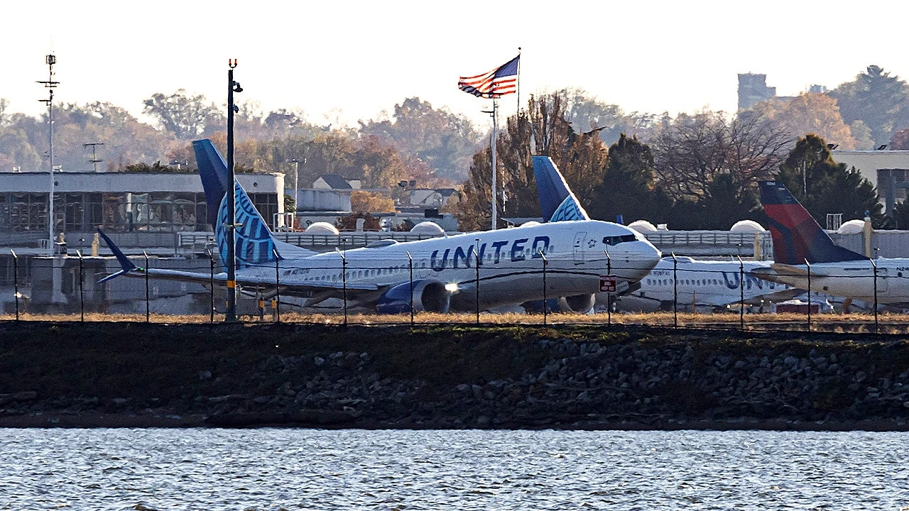 United flight clips another aircraft while taxiing at LaGuardia Airport