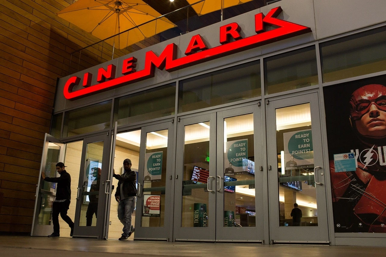 Texas man sues movie theater chain, alleges ‘deceptive’ drink sizes