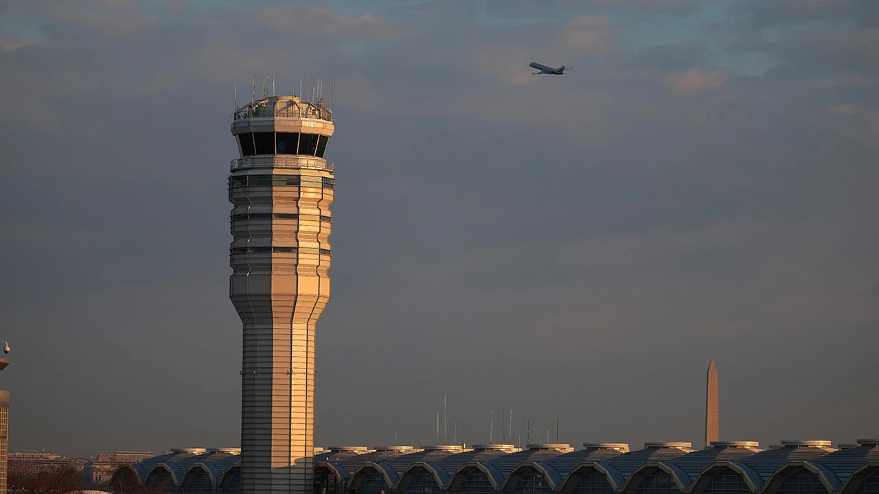Air traffic controllers at Reagan airport working 6-day weeks amid staffing crisis