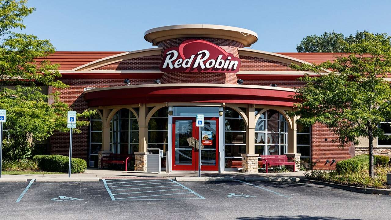 Red Robin considers closing 70 locations amid financial woes