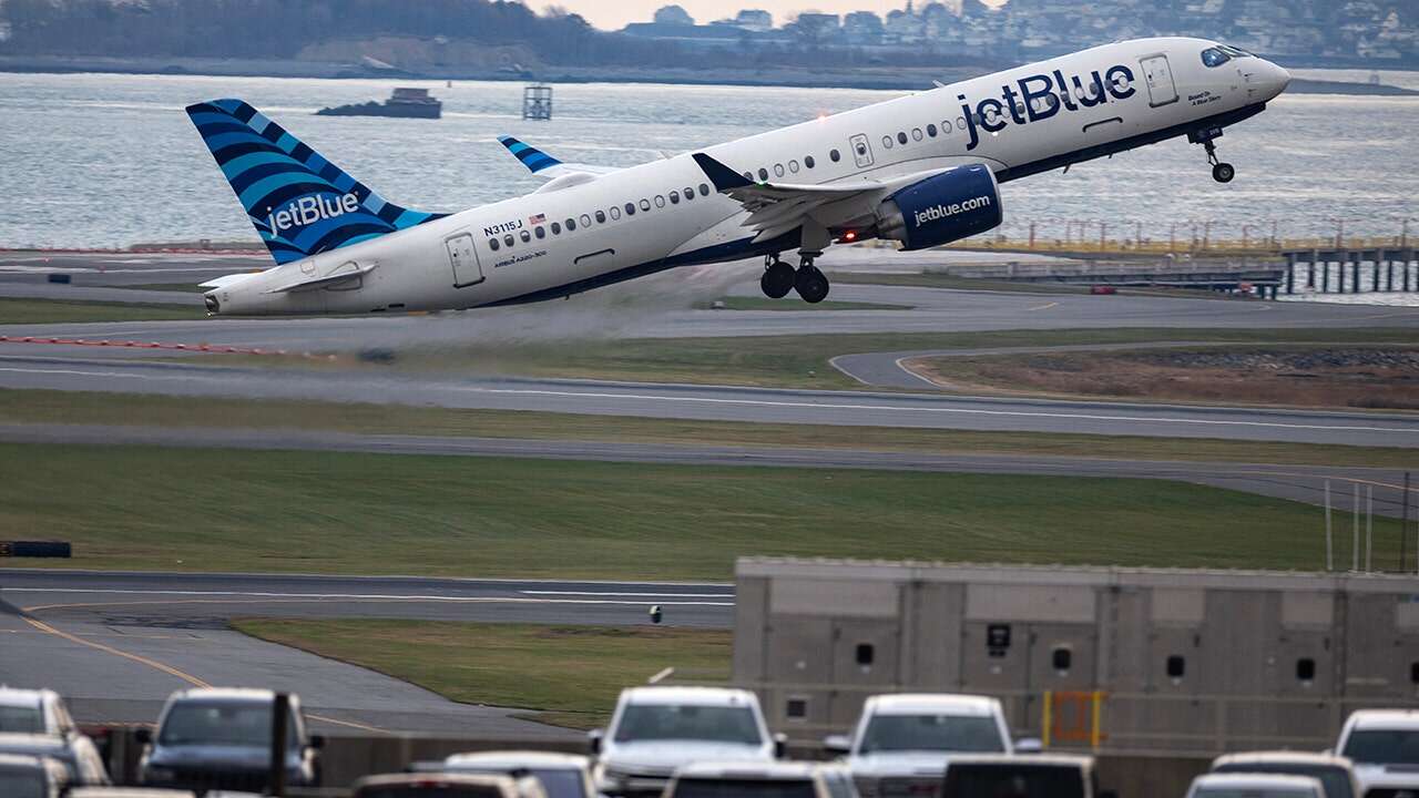 Planes narrowly avoid collision on runway in Colorado after pilot's last-second maneuver: video