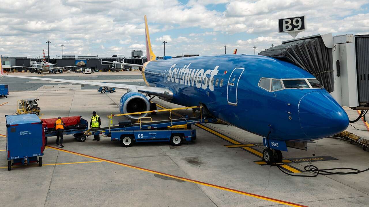 Rival airline execs weigh in on Southwest changing free bag policy: 'It’s the slaying of a sacred cow'