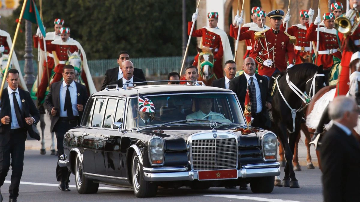 El rey Mohamed VI de Marruecos está forrado, por ello posee una ingente colección de coches. Y 12 palacios para guardarlos