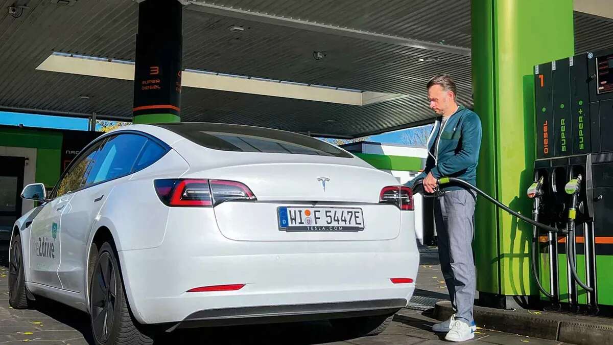 Ni mantenimiento, ni el 20-80: tras 250.000 km y 5 años, un conductor de Tesla que solo hizo cargas rápidas muestra la salud de la batería de su Model 3