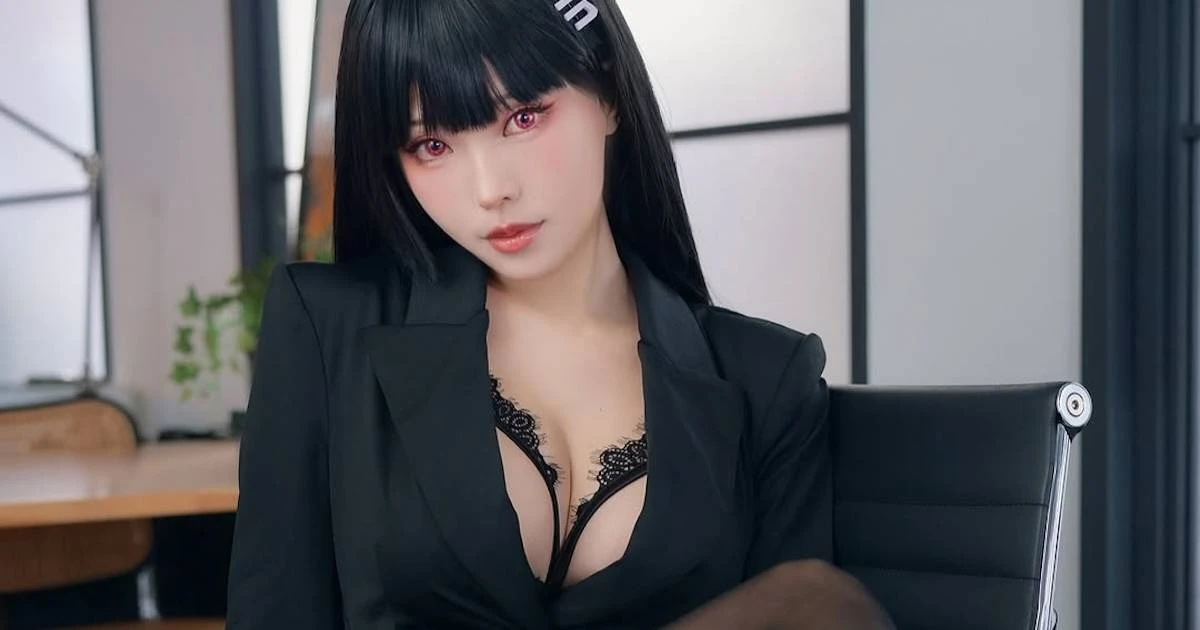 「こんなクール美女に踏みつけられたい…！」台湾美女コスプレイヤー・イリー《超大胆な黒ガーターストッキング姿》にファン絶賛