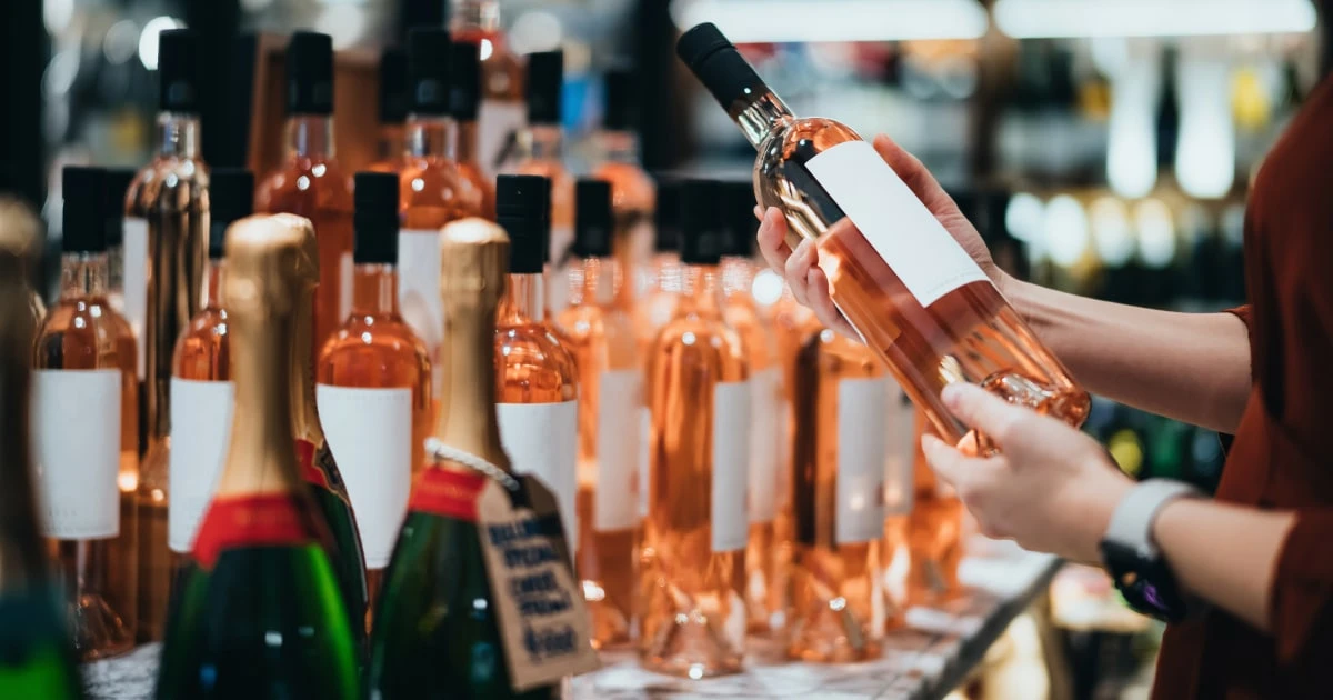 コンビニなのに「高級シャンパン」が棚に鎮座…”外国人”が”外国人”をもてなす「もはや日本ではない」ニセコの実情