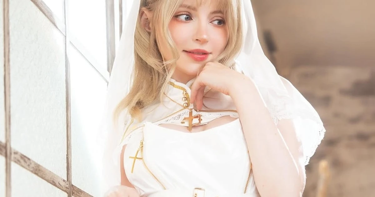 「こんな官能的な衣装は不謹慎すぎる…！」イギリス人美女コスプレイヤー・ソフィー《艶やかなシスター風衣装》が話題