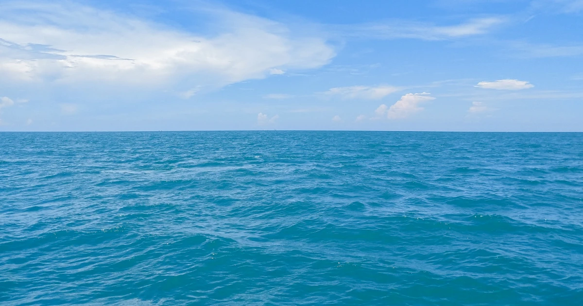 さわやかな空のもとに広がる大海原。じつは、強烈極まりない毒性だった…凄まじい豪雨の後にできた「地球最初の海」の、ヤバすぎる中身