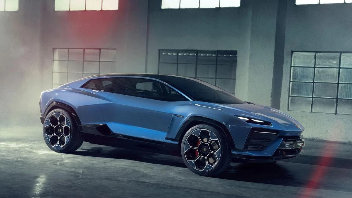 Lamborghini says delaying its first EV was “the right way to go”