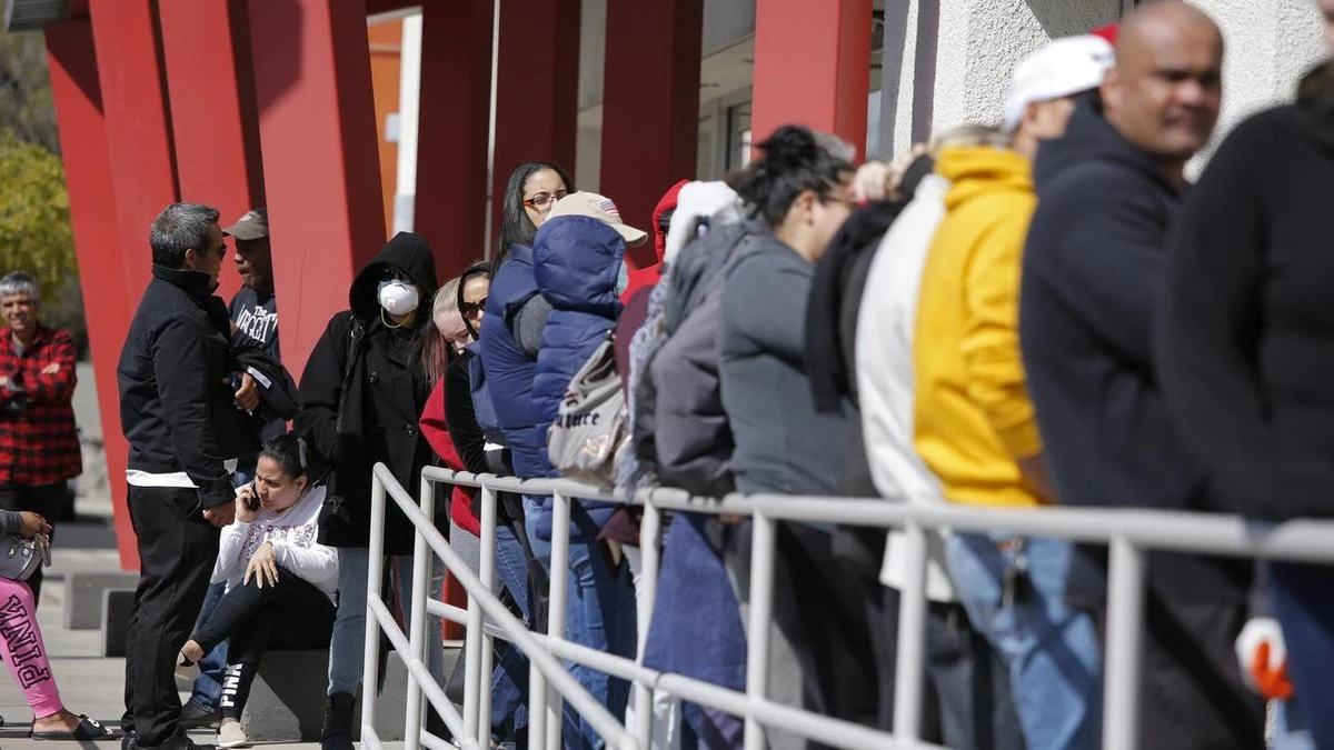 US weekly jobless claims dip below 400,000