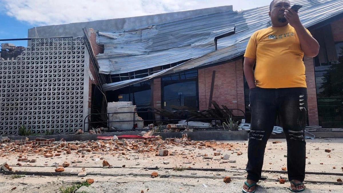 Hospitals evacuated as powerful earthquake rocks Indonesian island