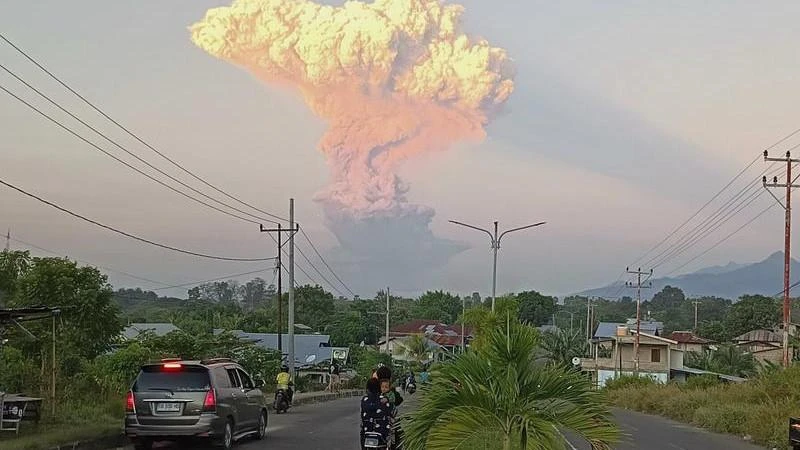 Disruptions for Aussie travellers as Indonesian volcano erupts