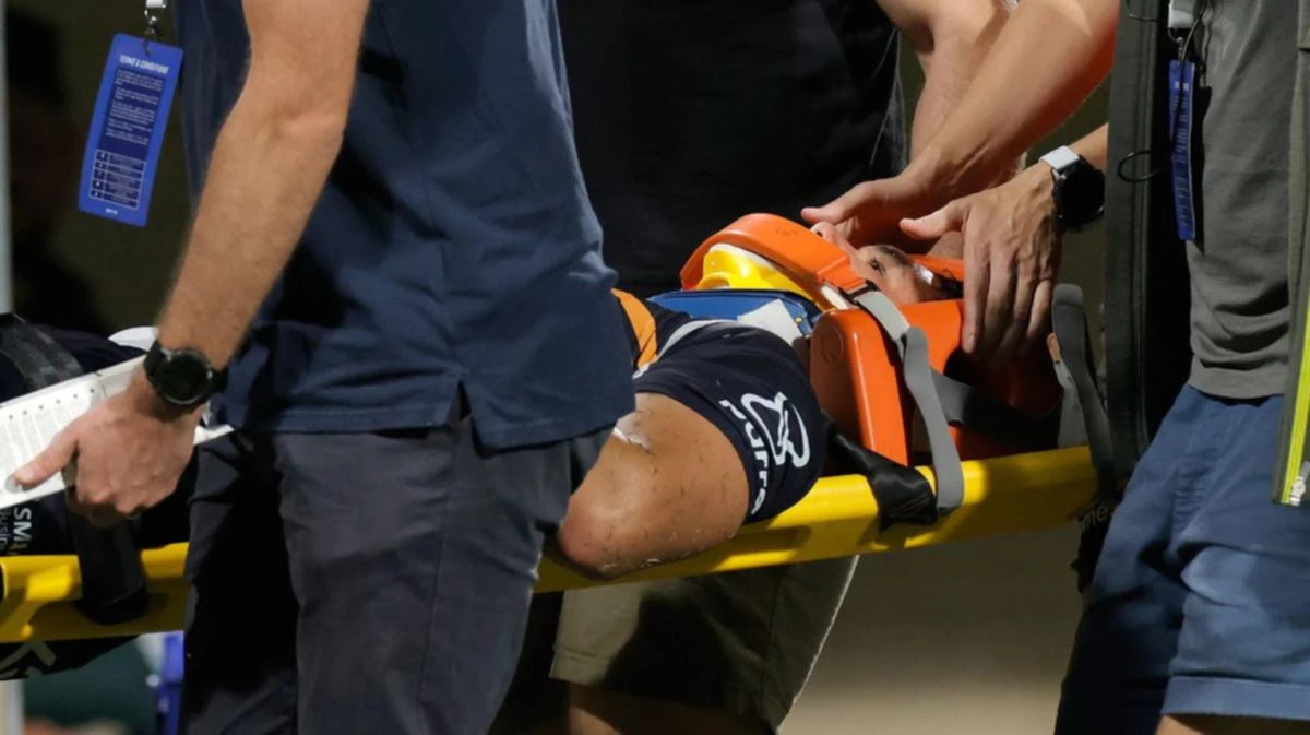 Aussie superstar stretchered off with suspected spinal injury