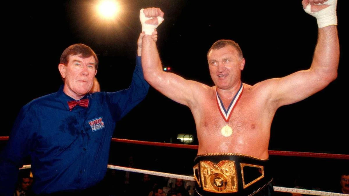 Australian boxing legend turned Channel 7 commentator dies