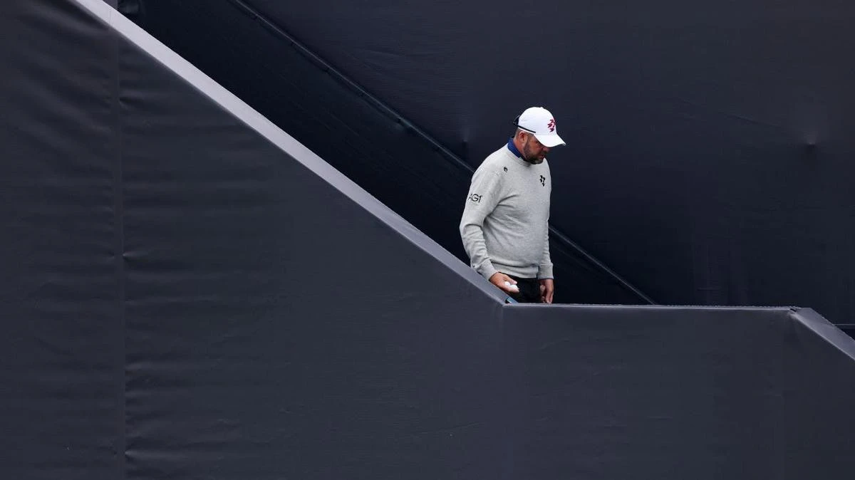 Cam Smith, Adam Scott gone while last Aussie standing quietly fumes
