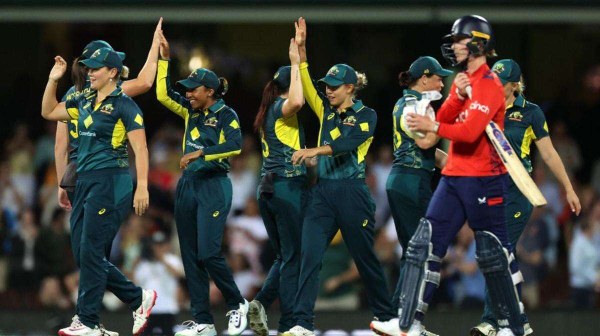 England humiliated as Aussies retain Ashes in style