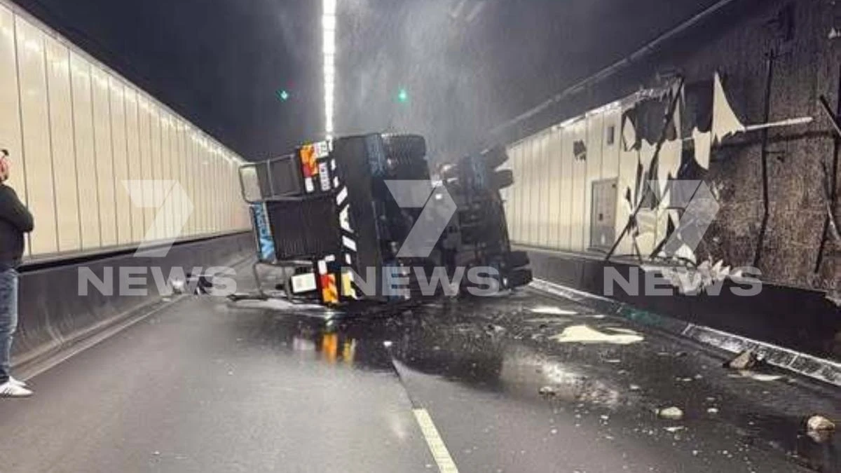 Crane crash closes major Sydney tunnel