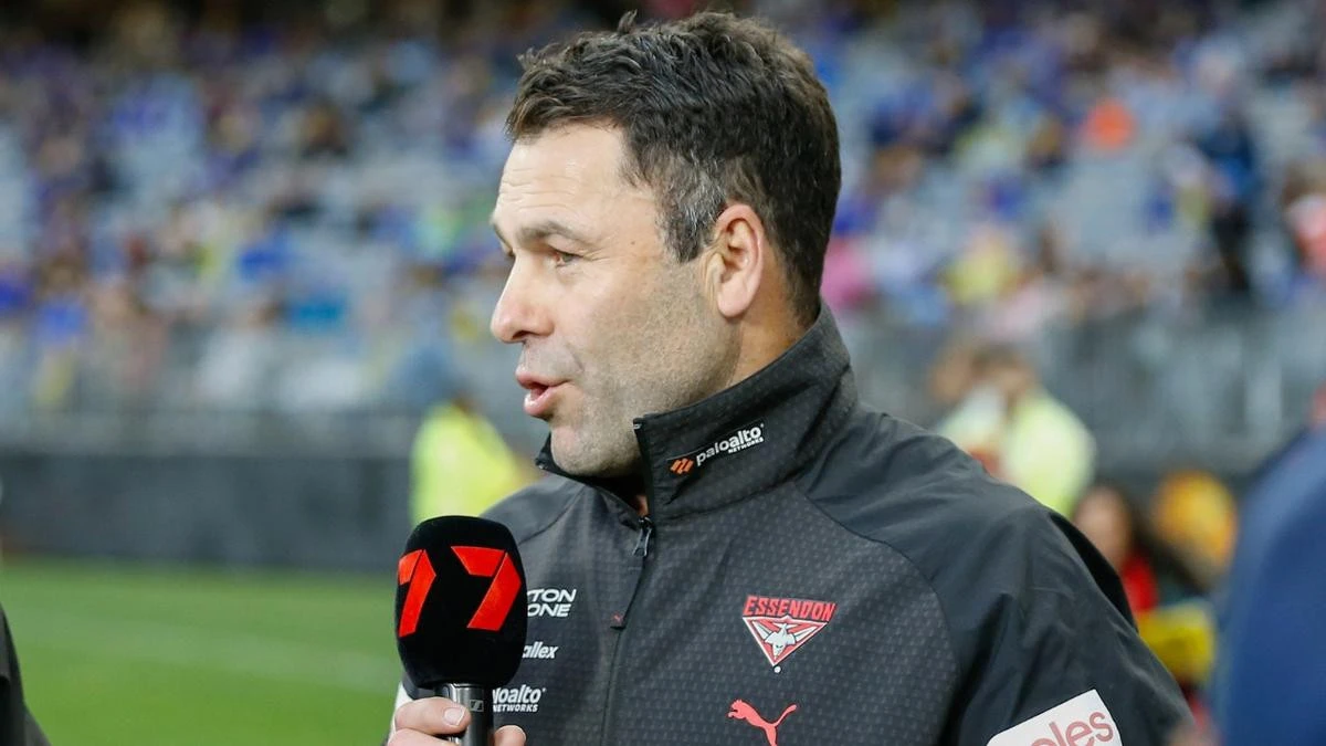 Essendon interim shuts down ‘distracting’ James Hird talk