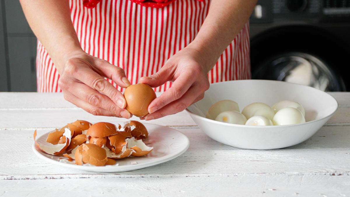 The easiest way to peel eggs: Home cook wows with simple trick