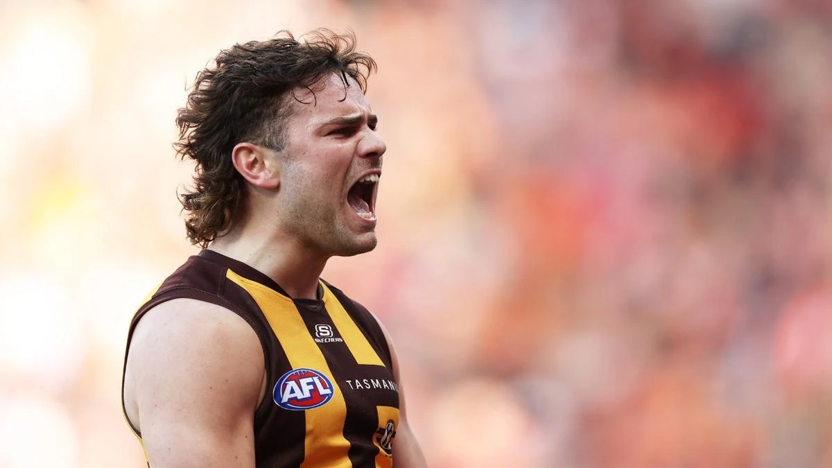 Hawks prevail after Giants nearly pull off extraordinary comeback
