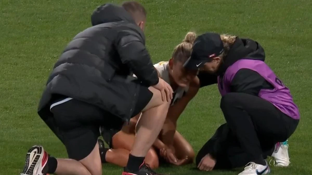 Carnage as No.1 pick joins Collingwood skipper on sidelines