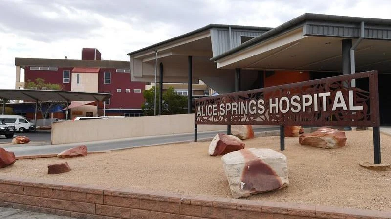 Three die in outback crash near Uluru