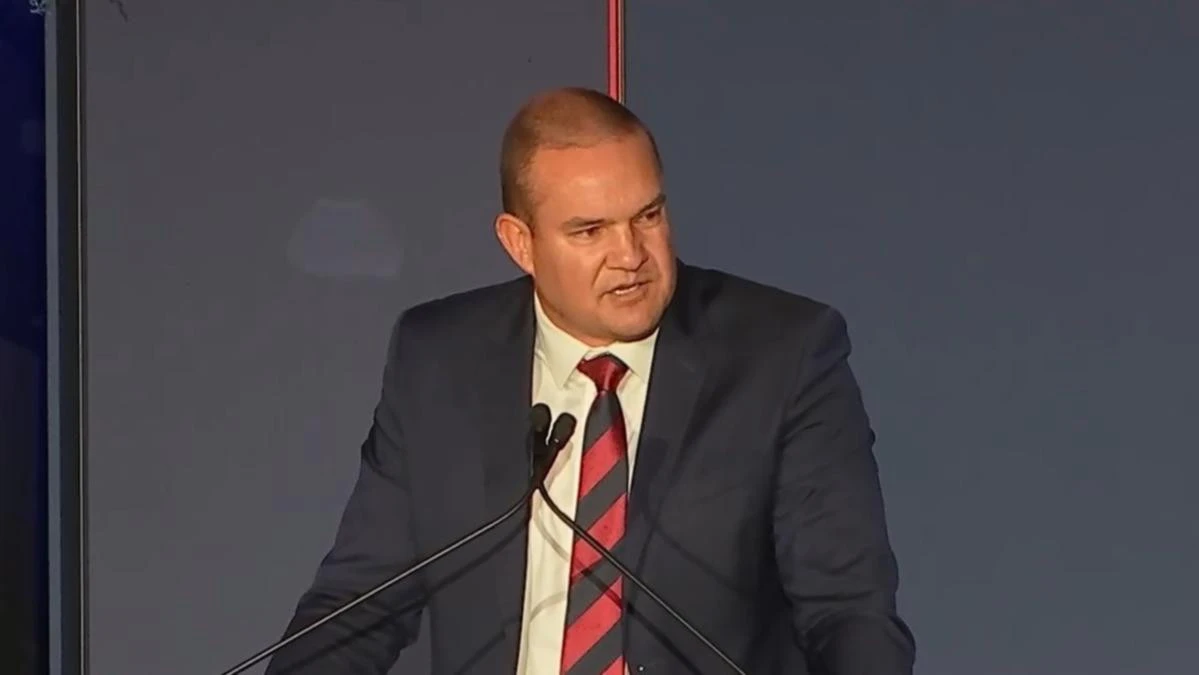 AFL president roasted for ‘unedifying’ act: ‘He’s had a bad day’