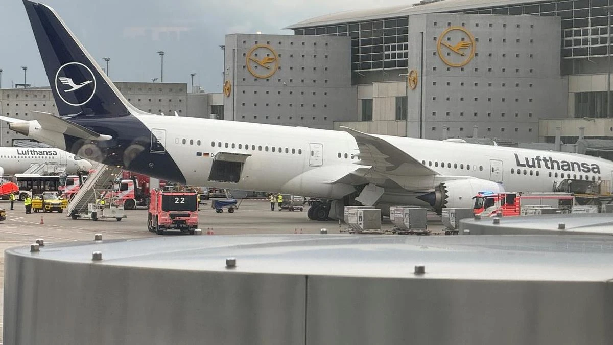 Employees hurt after plane’s nose gear collapses