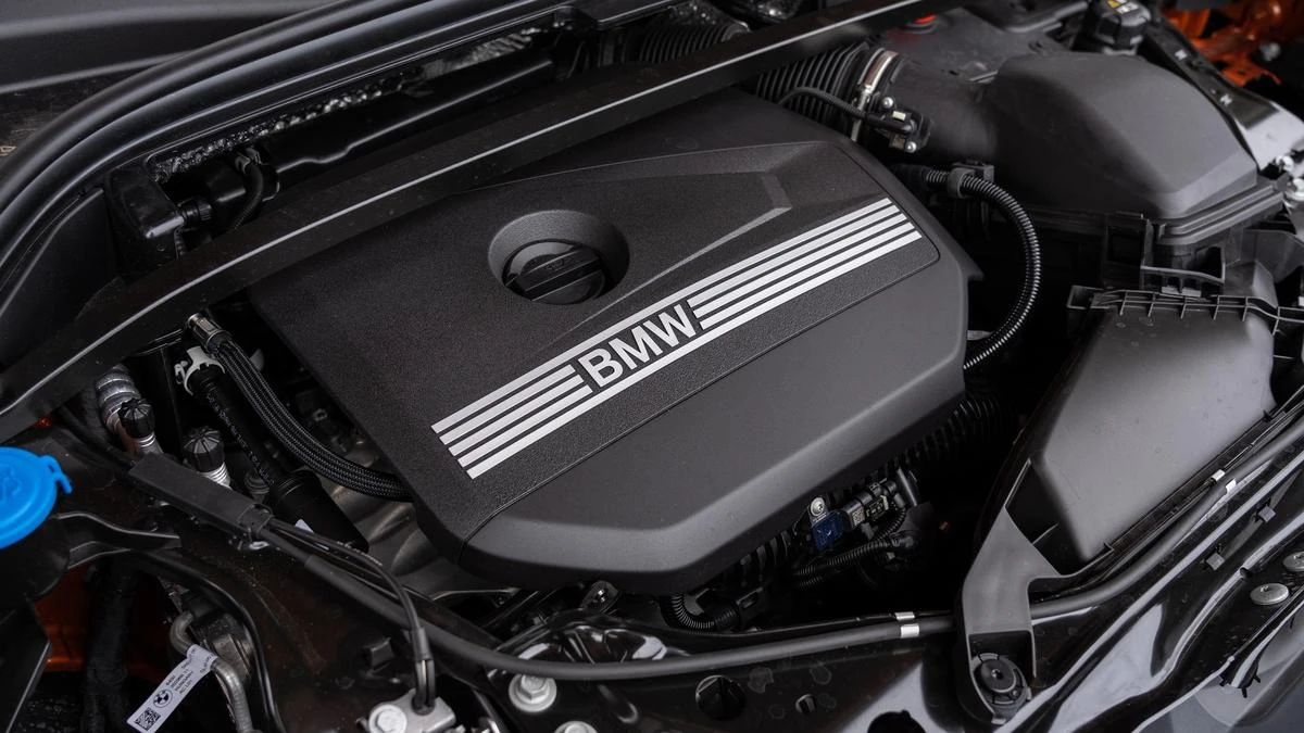 Mercedes-Benz exec denies plan to use BMW engines