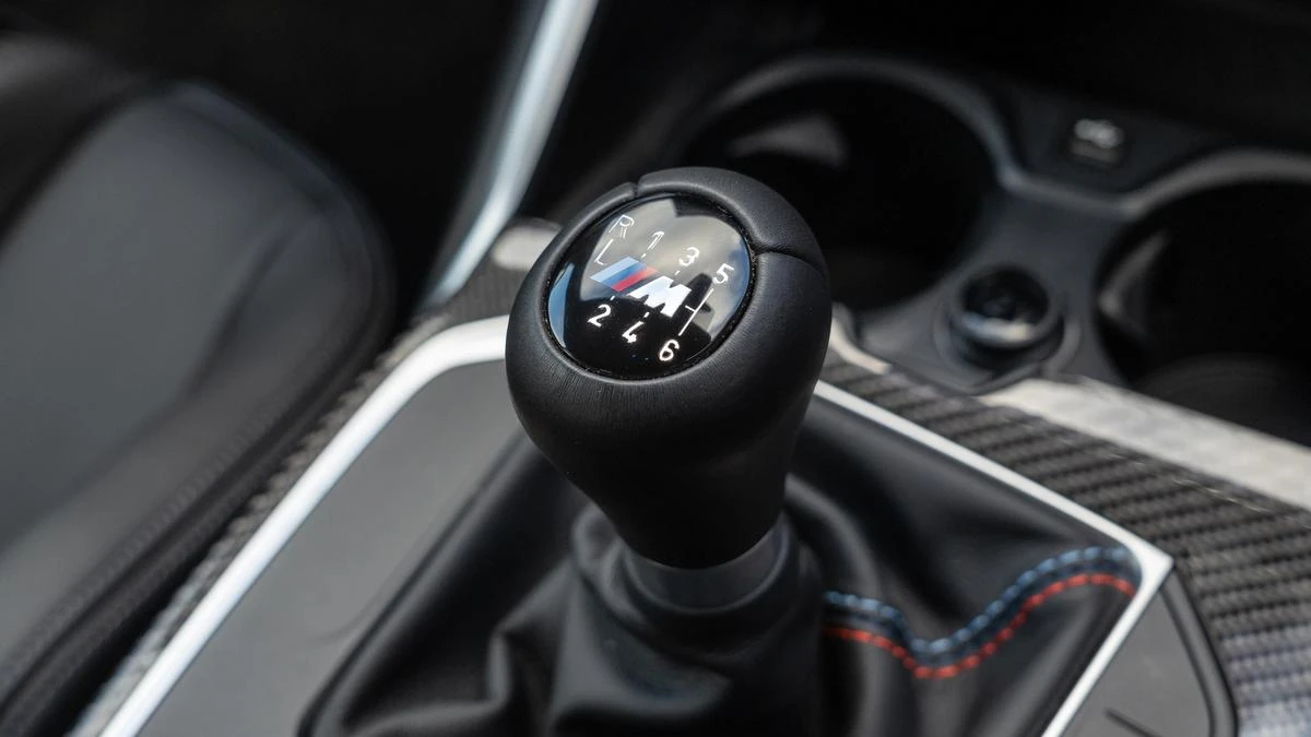 Driving a manual could reduce dementia risk – study