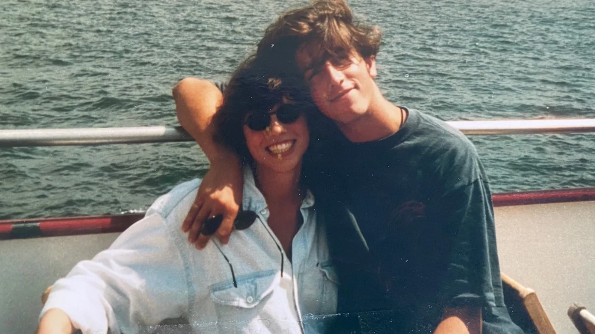 They had a teen summer romance - 26 years later, they reunited