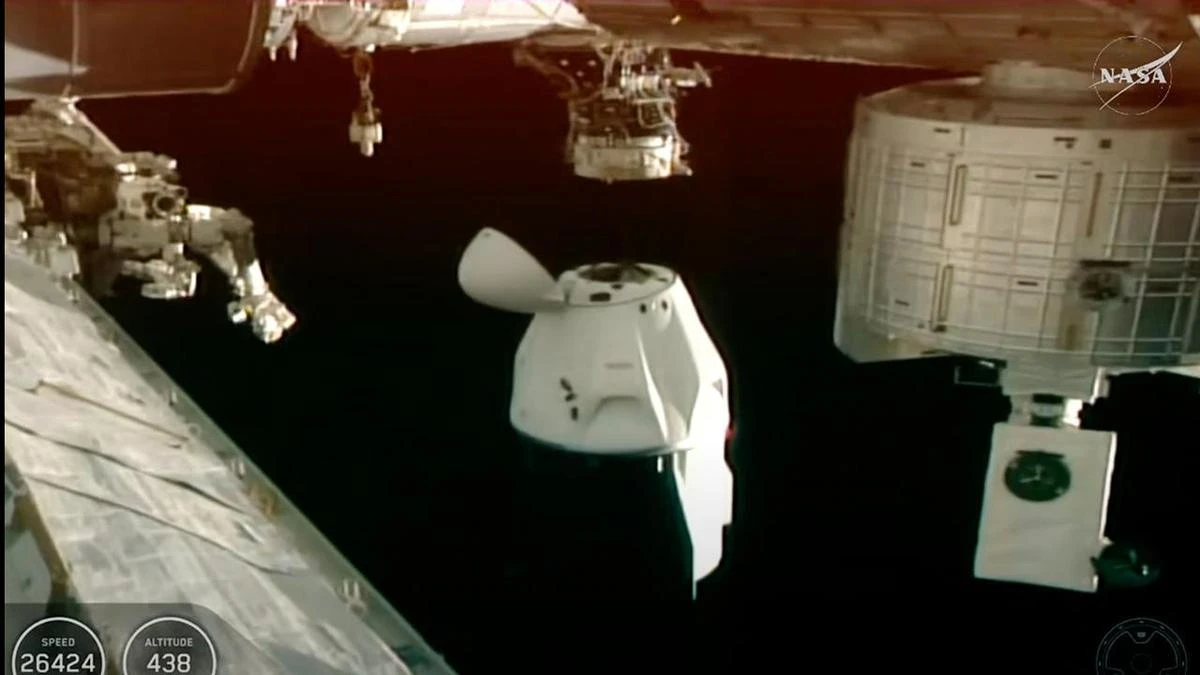 Astronauts begin return from ISS with sick crew member