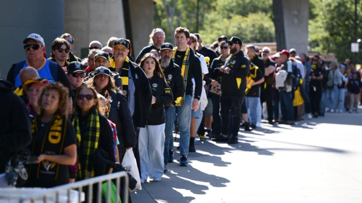 AFL fans fuming as ramped-up security causes mass delays